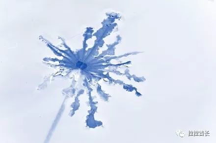 "宇宙负片"的概念来自于刘慈欣的科幻小说《微观尽头》,情节就不多说