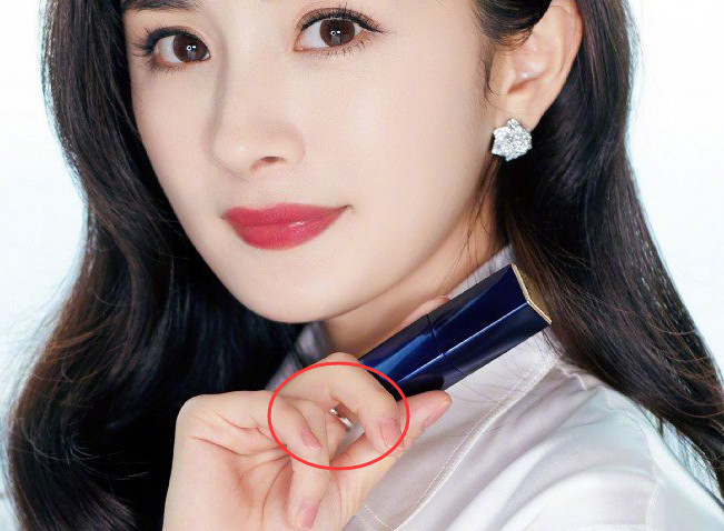 杨幂晒自拍肢体语言有内涵,重新戴上"戒指",宣告撇清旧情