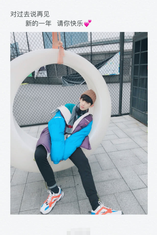 虽然身高已经可以称为"长腿欧巴"了,但黄天崎到底还是个孩子,遇到雪天