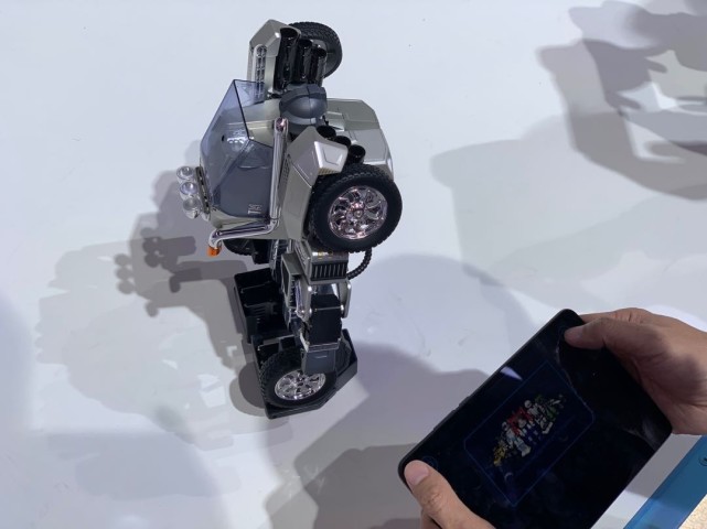 森漢CES展示星際特工機器人 語音做到人車變形摔倒自動爬起 科技 第1張