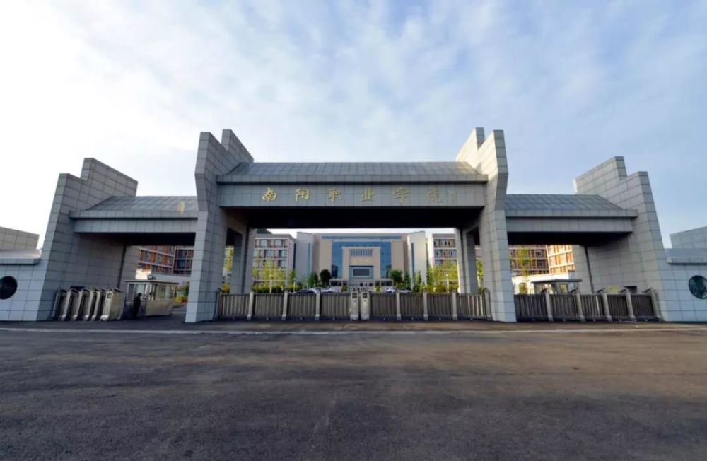 回到校园生活就从这里开始想念朝气蓬勃的我们想念大气磅礴的校门1