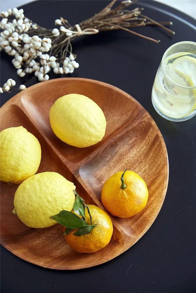洗好水果并摆盘,再泡一杯柠檬水,轻松拥抱炎炎夏日.