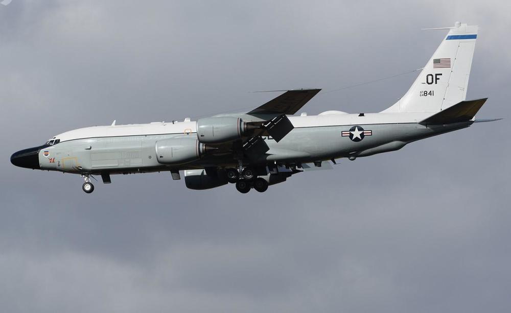 美军派出rc-135v战略侦察机在俄罗斯克里米亚附近侦察飞行