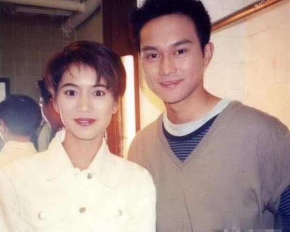 袁咏仪年轻照曝光,与李嘉欣同框完胜,难怪张智