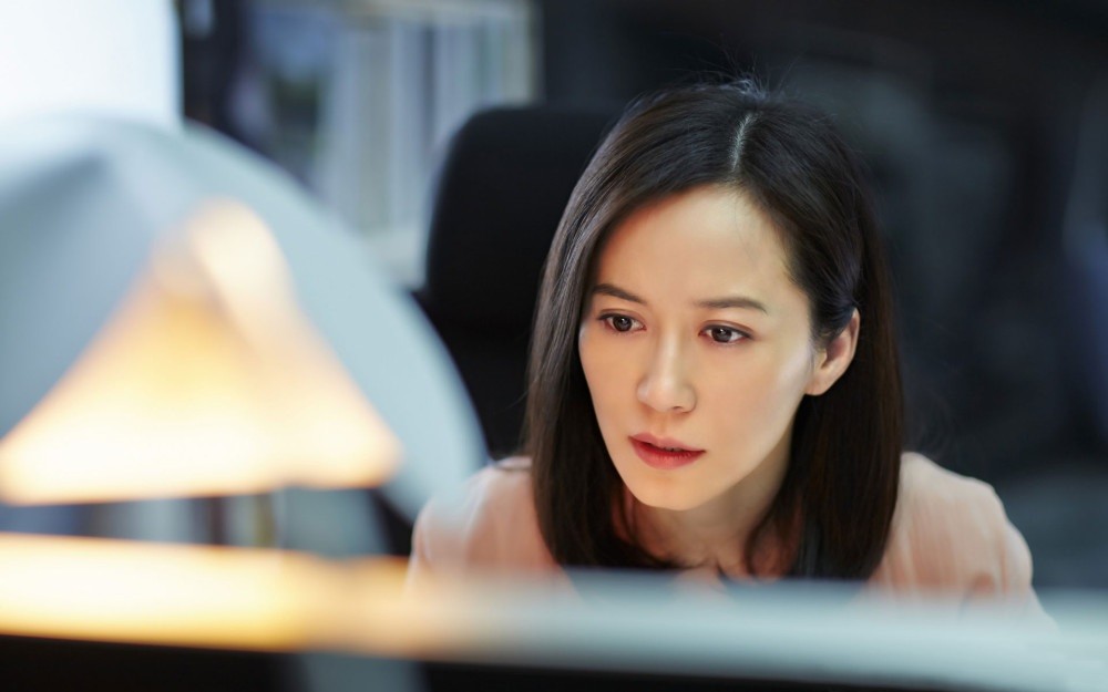 俞飞鸿厉害了,西装下穿百褶裙一点儿也不土,气