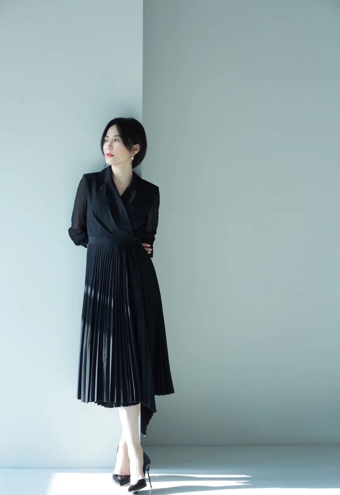 俞飞鸿厉害了,西装下穿百褶裙一点儿也不土,气