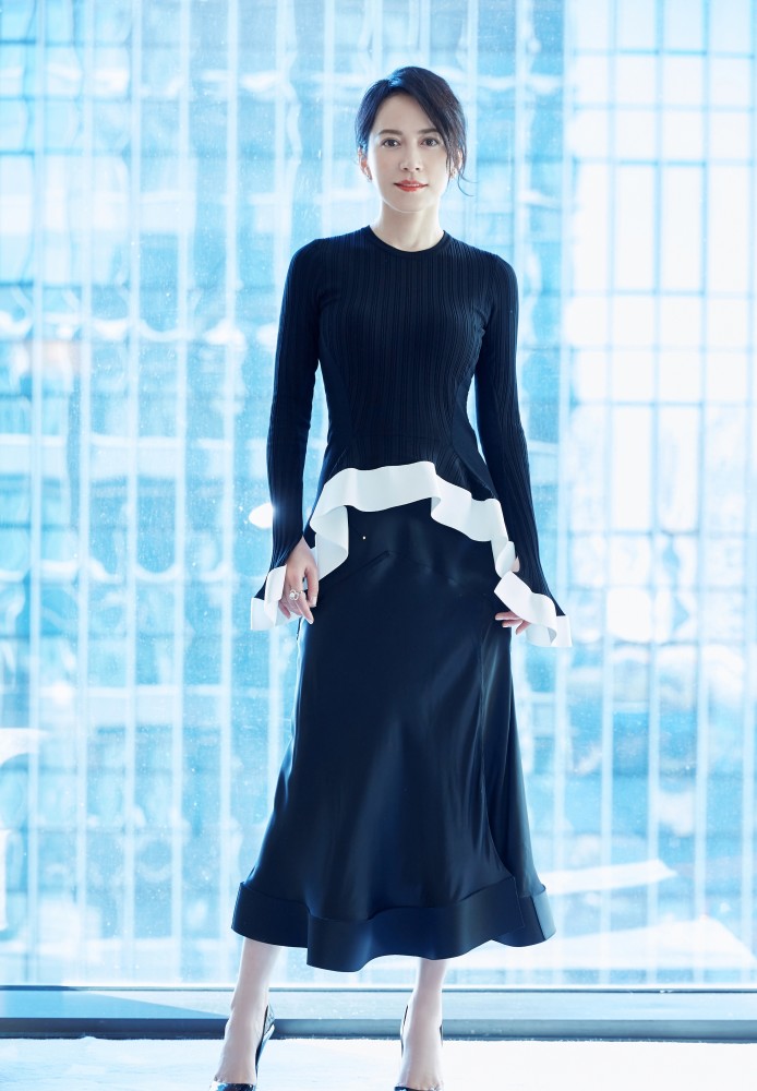 俞飞鸿厉害了,西装下穿百褶裙一点儿也不土,气