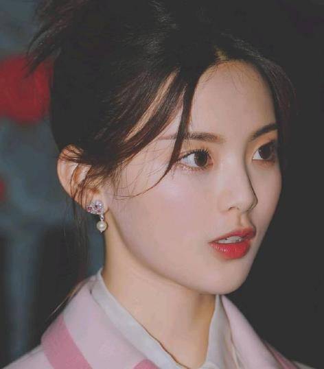 杨超越入围中国区最美100张面孔,她的脸能演任何一部偶像剧