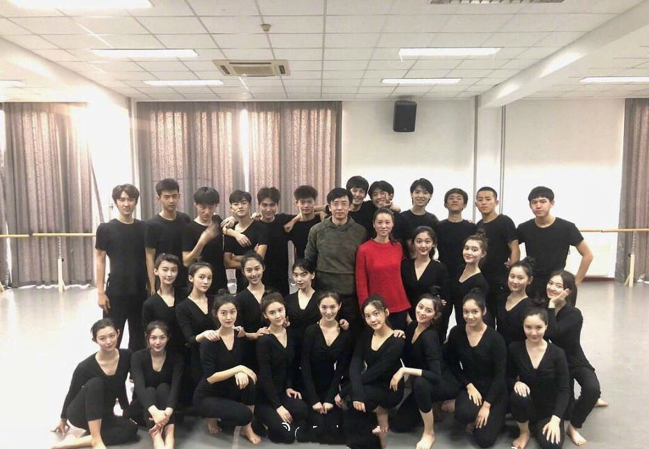 易烊千玺中戏期末考试搞怪大合影 网友:室友比