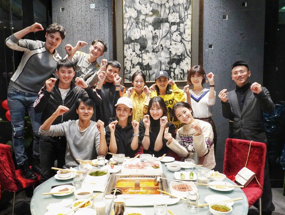 景甜晒同学聚会两个疑点引网友热议,郑爽阚清子为何没现身?