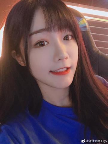 4位曾经最受欢迎的cf女主播,全都认识的,孩子起码都半米高了