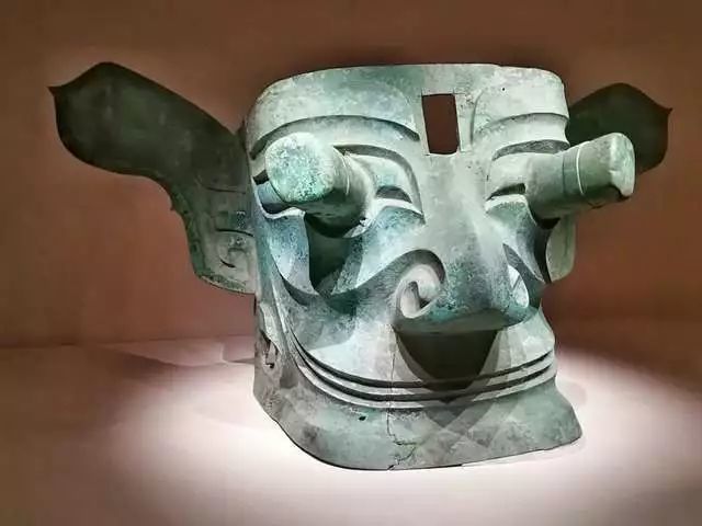 古蜀华章展览中的三星堆纵目青铜面像   作者拍摄