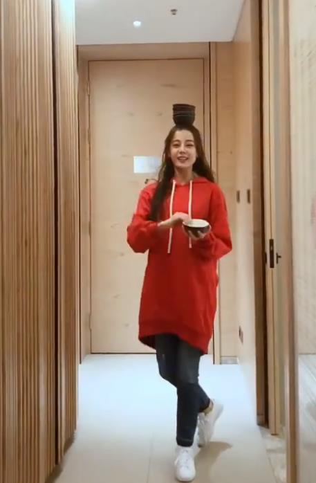 迪丽热巴秀年会节目,顶碗转圈无压力,想秀开腿