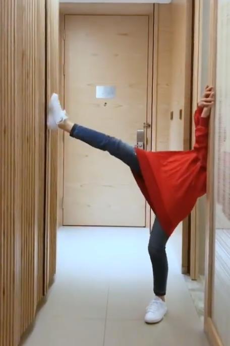 迪丽热巴秀年会节目,顶碗转圈无压力,想秀开腿