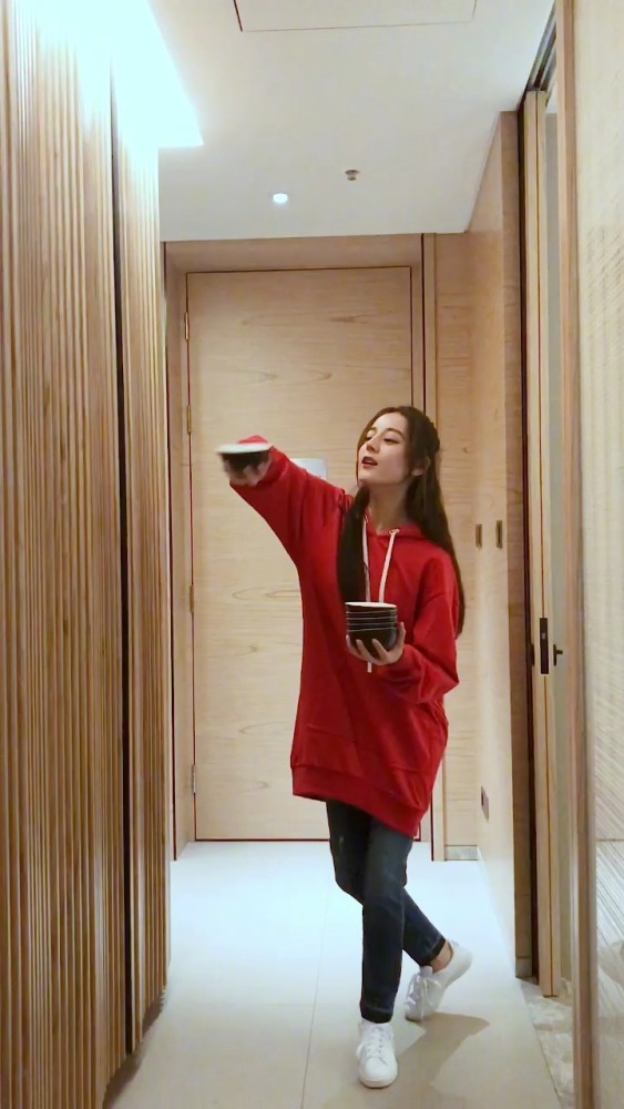 迪丽热巴秀年会节目,顶碗转圈无压力,想秀开腿