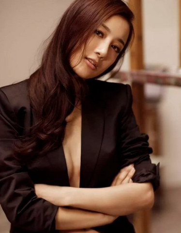 有种"南天门大开"叫做李依晓,图四是经典,网友:我的奶呢?