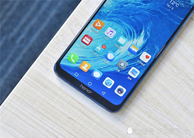 这才是"巨屏手机"!7000毫安电量,网友:尺寸有点吓人!