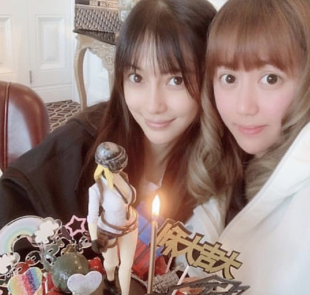 angelababy素颜为好友庆生,这个动作让人想跟她做朋友