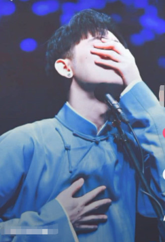 能把大褂穿成旗袍的还有谁?网友:好妖娆,好想