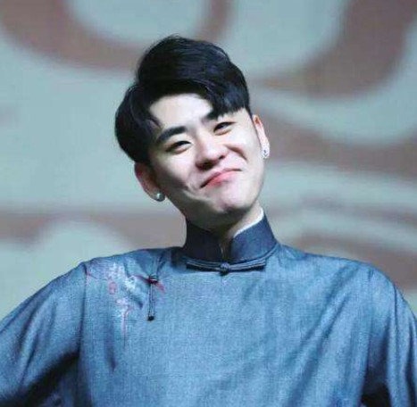 能把大褂穿成旗袍的还有谁?网友:好妖娆,好想