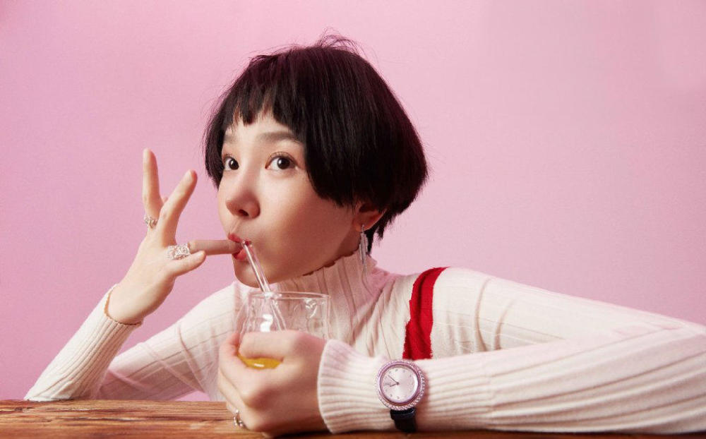 《如懿传》惢心,高领针织衫配"狗啃刘海",口含手指可爱度满分