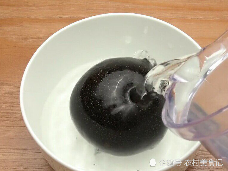 东北冻梨要怎么吃,很多人都是直接吃,但这些吃