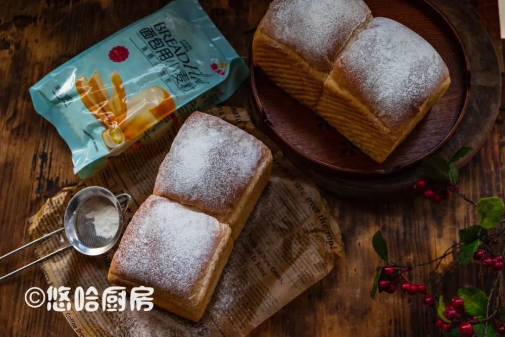 这吐司用料简单朴素,无蛋奶,口感Q软湿润,下腰