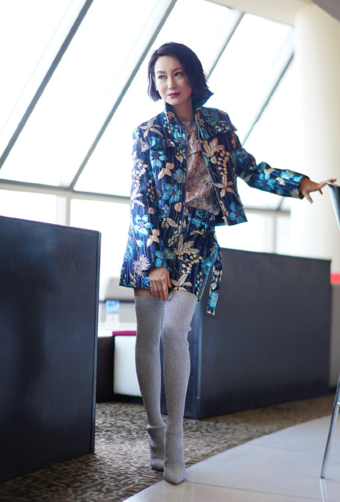 惠英红新剧终于换发型,剪短发干练59岁嫩回35