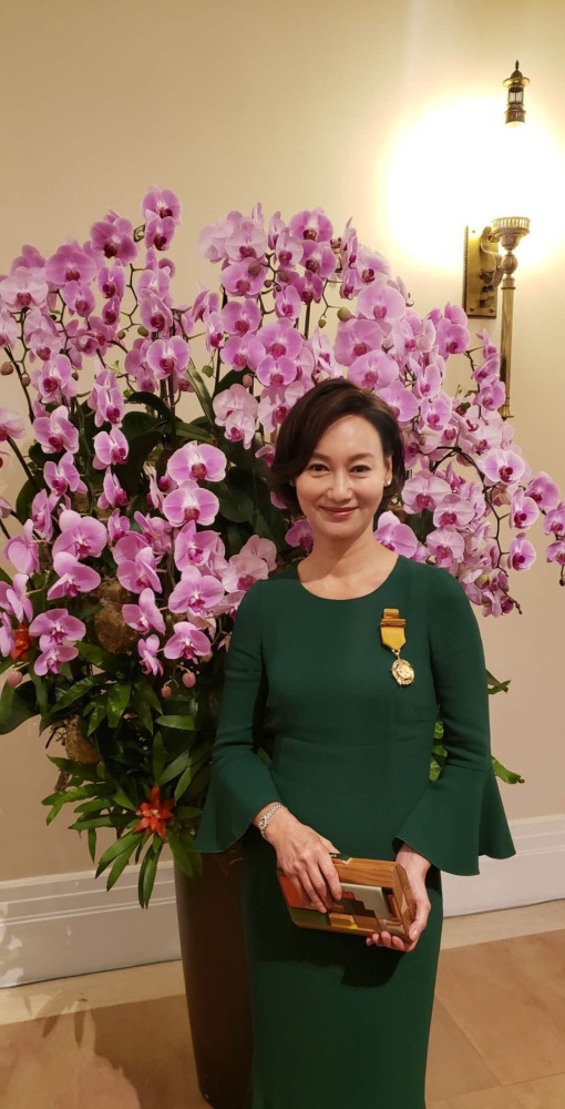 惠英红新剧终于换发型,剪短发干练59岁嫩回35