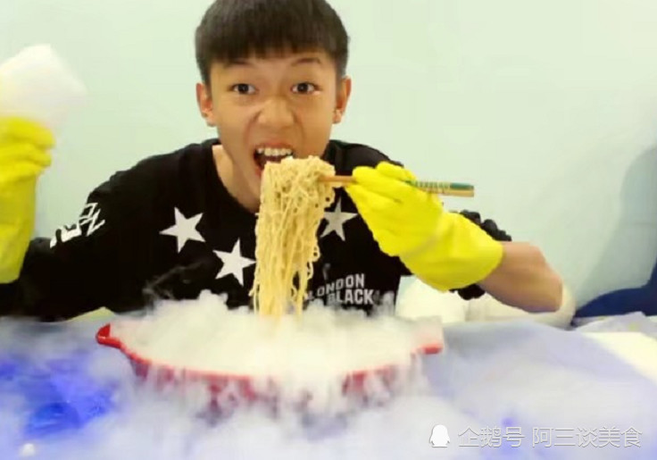 夏天有冒烟的冰淇淋,冬天吃可乐干冰泡面,网友