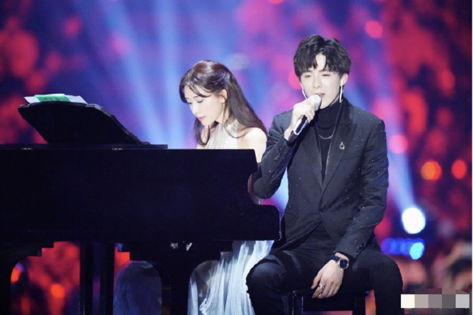 林志玲赤脚敬业热舞,却遭质疑:第一名模也要为