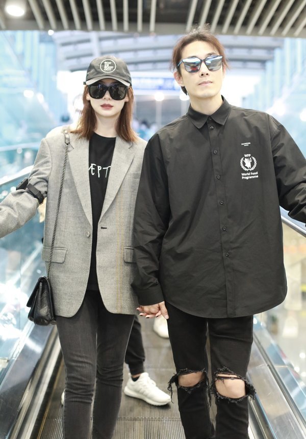 戚薇又穿红色私服走机场,只是换件皮草时髦太