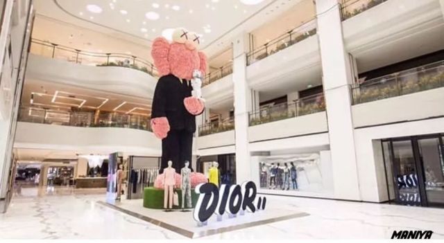 kaws x dior玩偶國內即將發售!北京skp門店提前展示