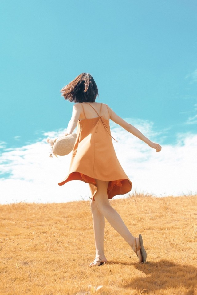 吊带裙少女草原奔跑,清纯好看是青春的模样