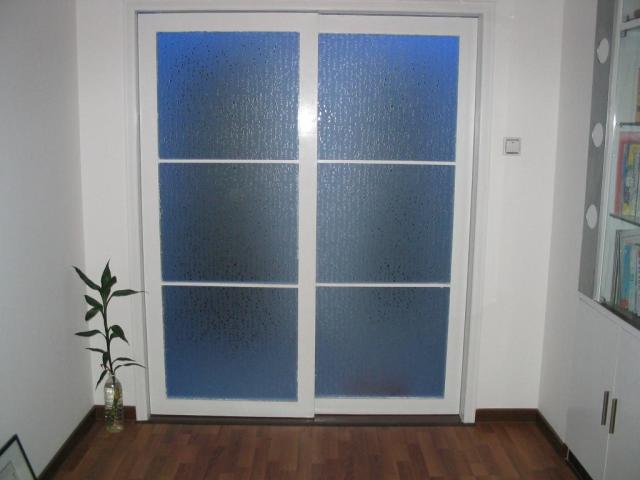 装个内嵌式推拉门,藏在墙里面,朋友来了都没找