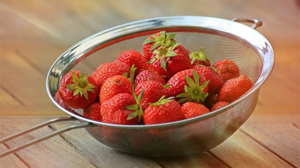 食研所丨畸形草莓是有激素和病毒?答案可能和