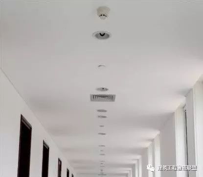 头安装离墙/梁太近喷淋头安装注意事项:1)喷头安装前应与精装天花吊顶