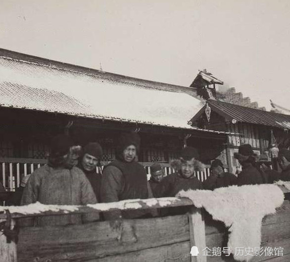 老照片:冬天下大雪時人們的日常生活啥情況?差別太大