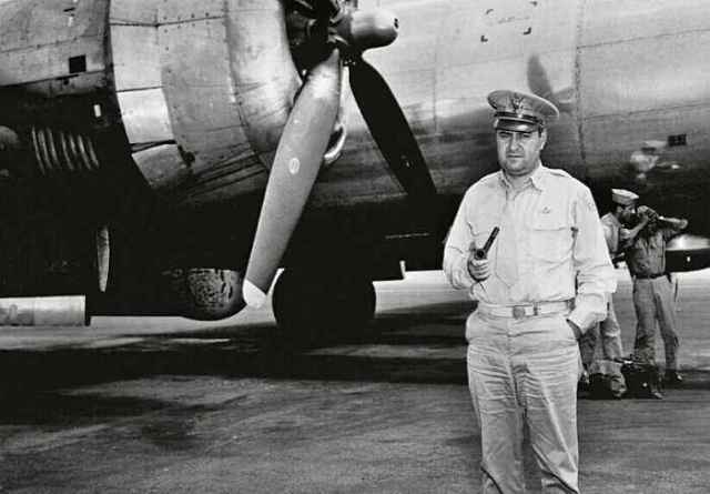 李梅火攻让10万日本人一夜被烧死,如今没几人记得,只记得核弹