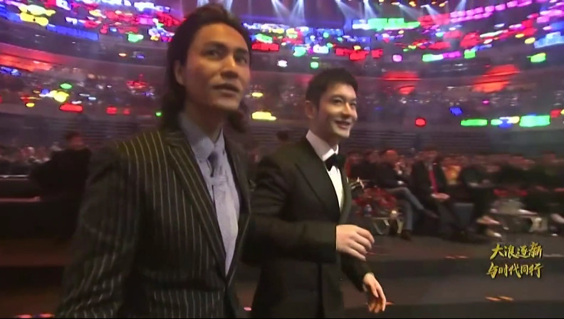 杨幂唐嫣同框离好远,杨幂独自上台陈坤暖心伸