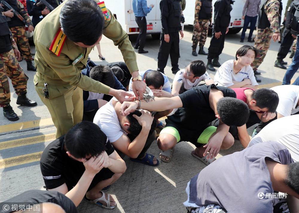 河南警方從老撾抓回191名詐騙犯押解人員隨行捎帶棉服