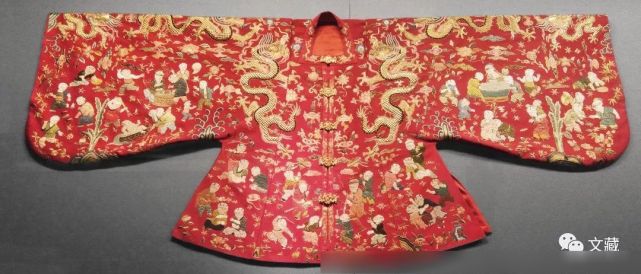 "婴戏图"是宋代以来流行的绘画题材,经常作为装饰题材出现于瓷器,衣物