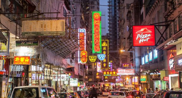香港的庙街有 男人街 之称 古惑仔 市井气息让人怀旧