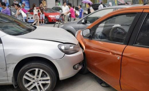 发生车祸后别"乱说话",保险公司都在等着,直接拒绝赔偿