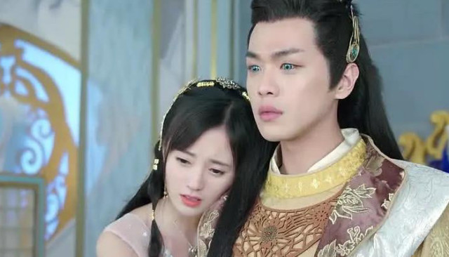 鞠婧祎背后抱张若昀,唯唯诺诺不敢下手,最后的结果让网友炸锅