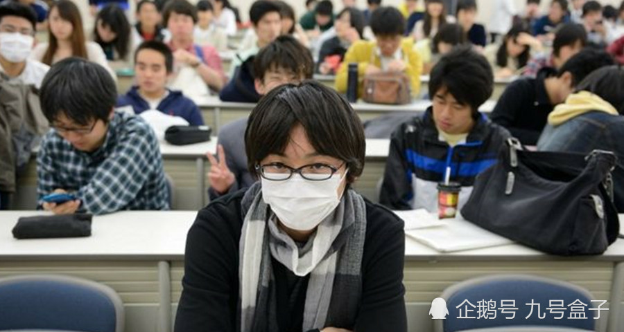 日本中学屡出奇葩规定:学生只能戴白色口罩、