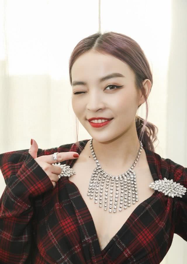 嘻哈歌手vava与jonyj疑恋爱中两人牵手逛街,背影甜蜜