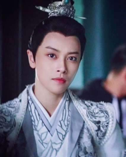 她是《仙剑云之凡》里的宿星辰;她是《小情人》里的小白;她是《暧昧