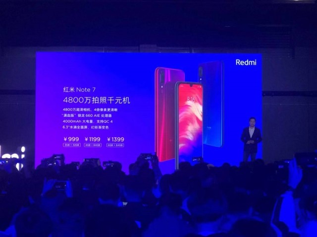 城会玩!网红用红米Note7砸核桃,结果怎么样?