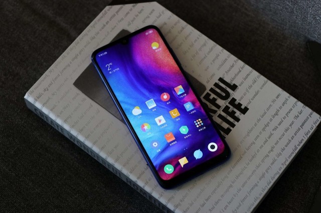 城会玩!网红用红米Note7砸核桃,结果怎么样?